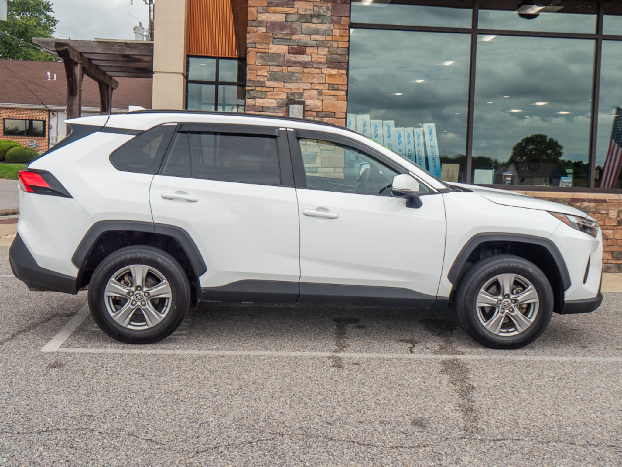 Used 2023 Toyota RAV4 XLE AWD/4WD image 2