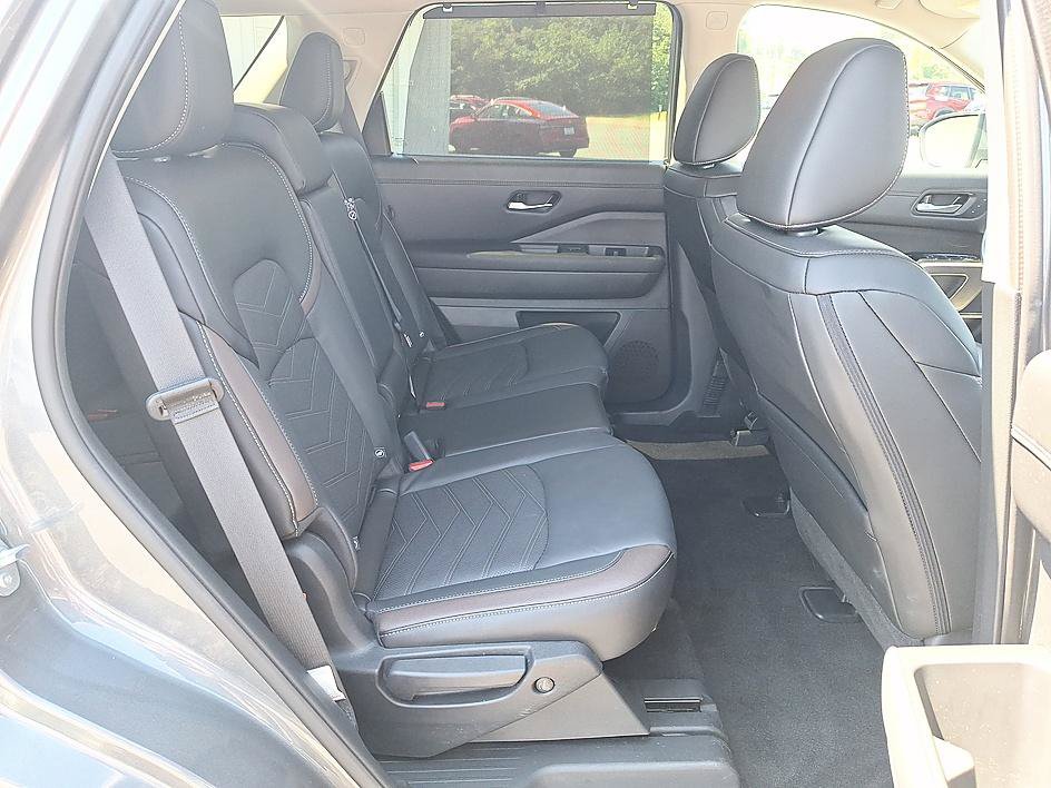 Used 2025 Nissan Pathfinder Platinum w/ Cargo Package FWD image 22