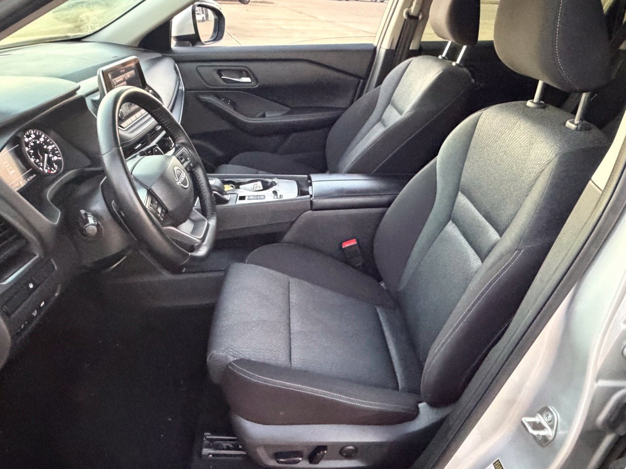 Certified 2025 Nissan Rogue SV FWD image 28