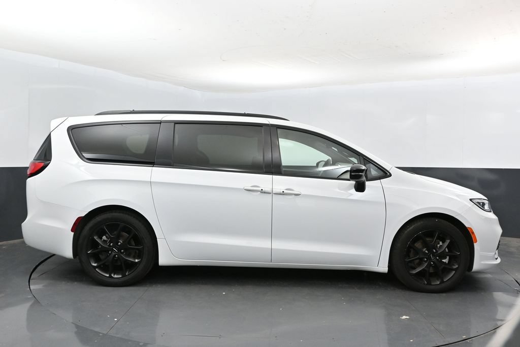 Used 2025 Chrysler Pacifica Limited FWD image 5