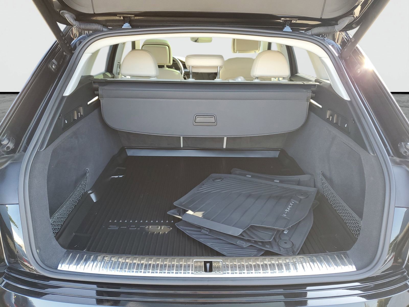 Used 2024 Audi Q8 e-tron Premium Plus w/ Premium Plus Package image 8