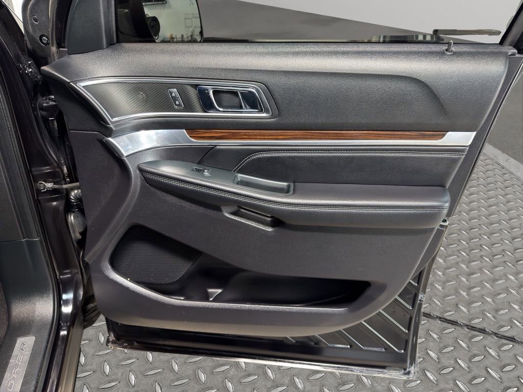 Used 2019 Ford Explorer Limited w/ Class III Trailer Tow Package AWD/4WD image 23