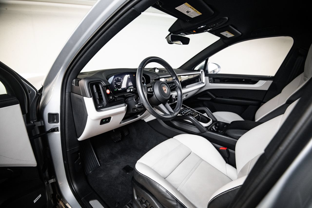 Certified 2025 Porsche Cayenne E-Hybrid AWD/4WD image 4
