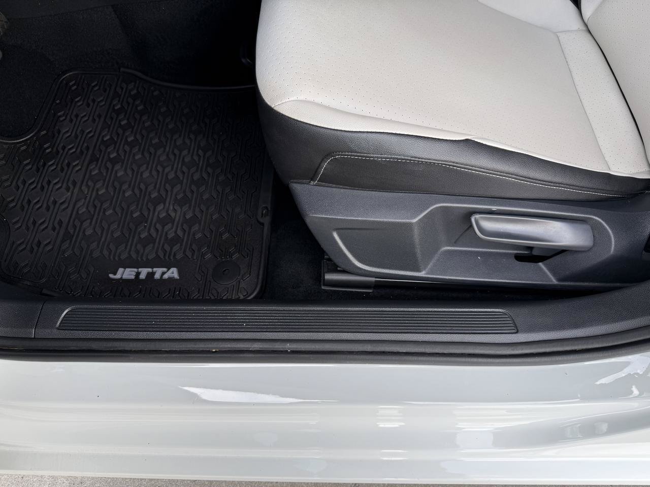 Used 2021 Volkswagen Jetta R-Line FWD image 14