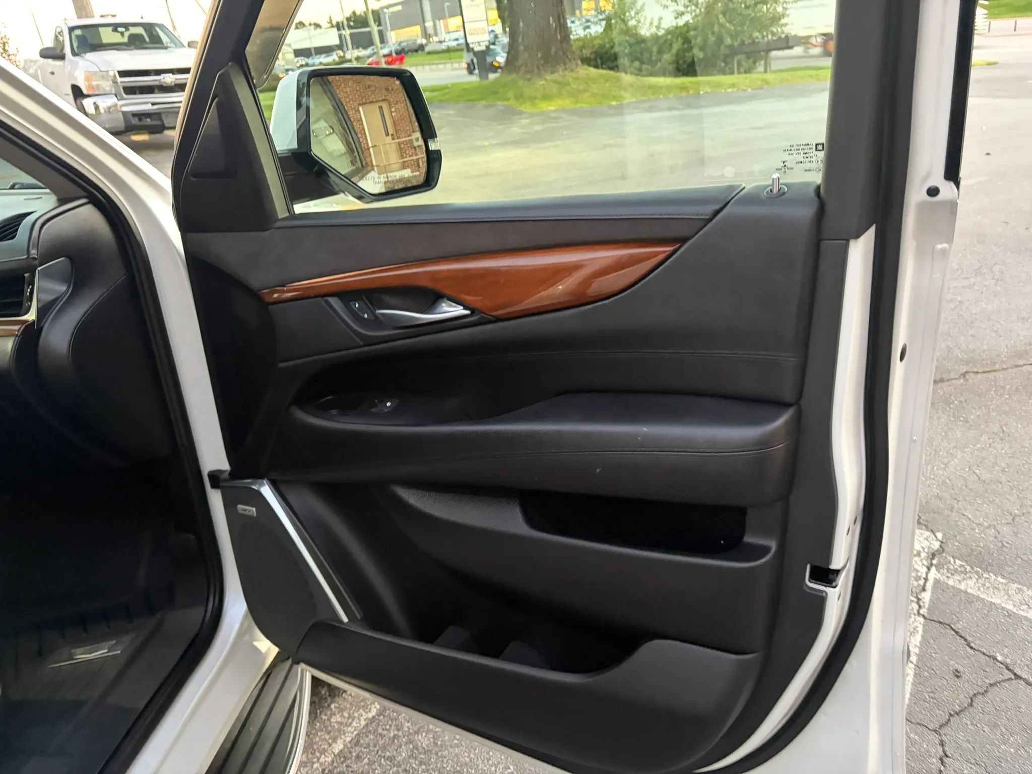 Used 2016 Cadillac Escalade Luxury AWD/4WD image 43