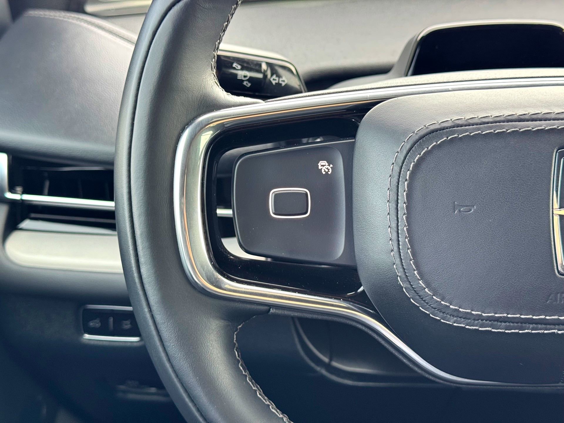 Used 2025 Lincoln Navigator Reserve w/ Jet Appearance Package image 33