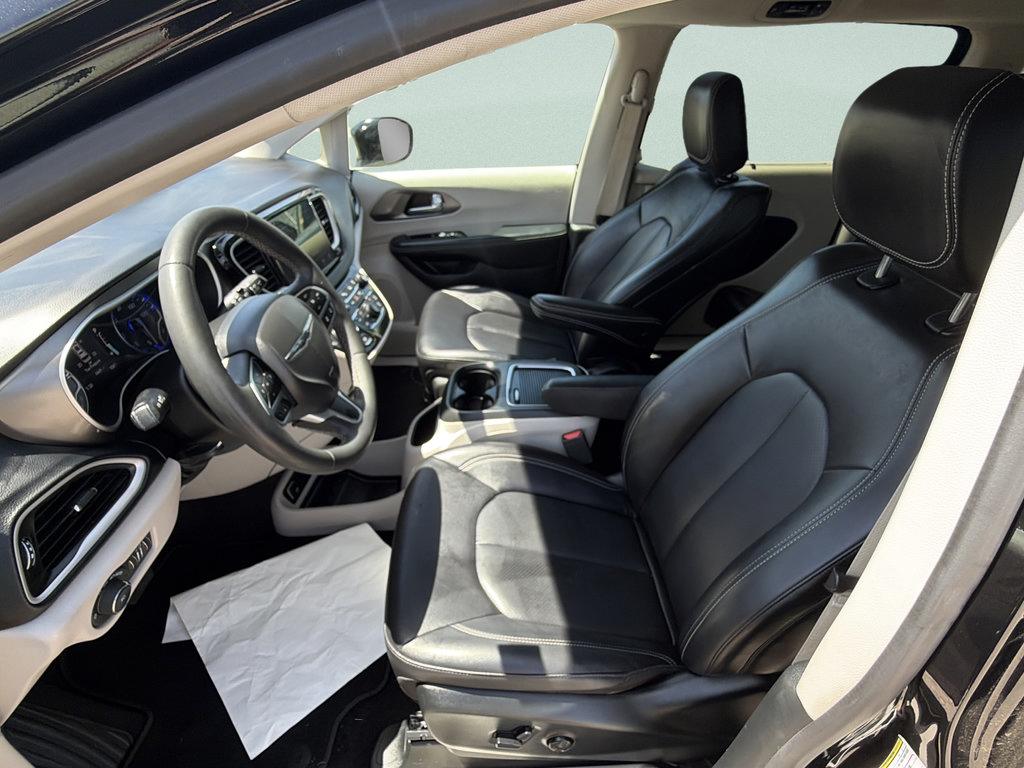 Used 2024 Chrysler Pacifica Touring-L FWD image 16