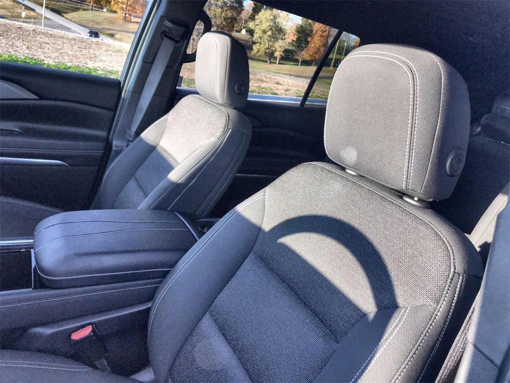 Used 2025 Chevrolet Traverse LT image 11