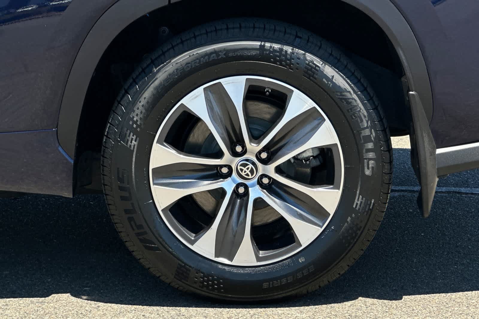 Used 2021 Toyota Highlander XLE AWD/4WD image 32