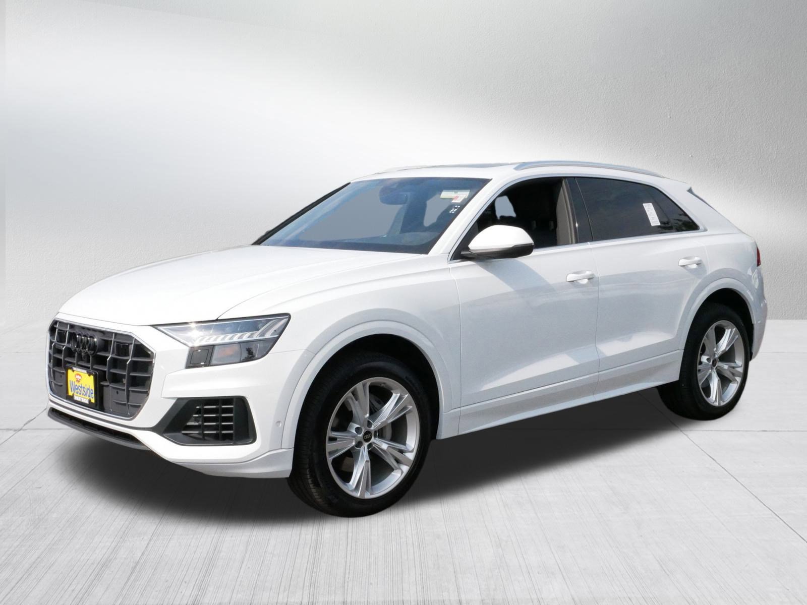 Used 2023 Audi Q8 Premium image 3