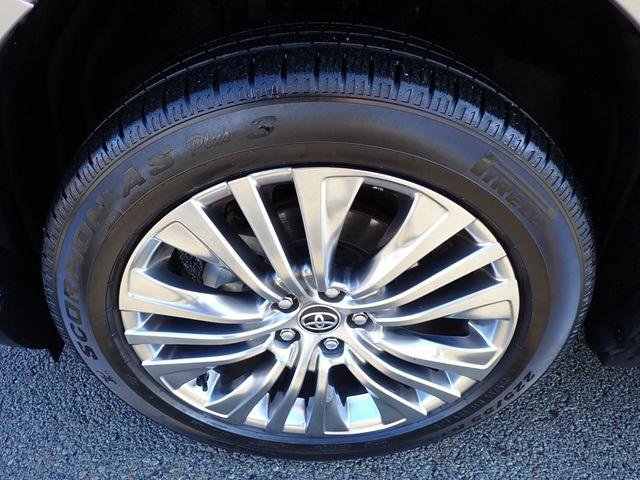 Certified 2023 Toyota Venza XLE image 12