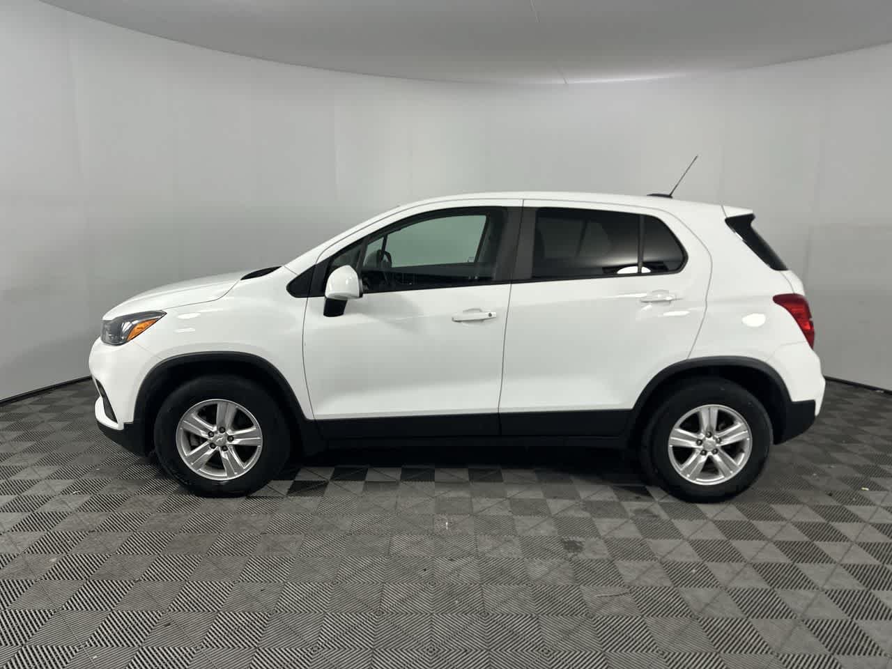 Used 2022 Chevrolet Trax LS w/ Tint and Cruise Package AWD/4WD image 5