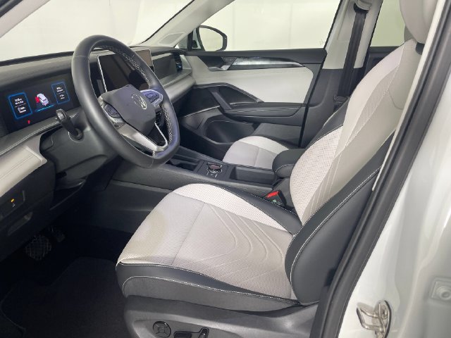 Used 2025 Volkswagen Tiguan SE FWD image 2