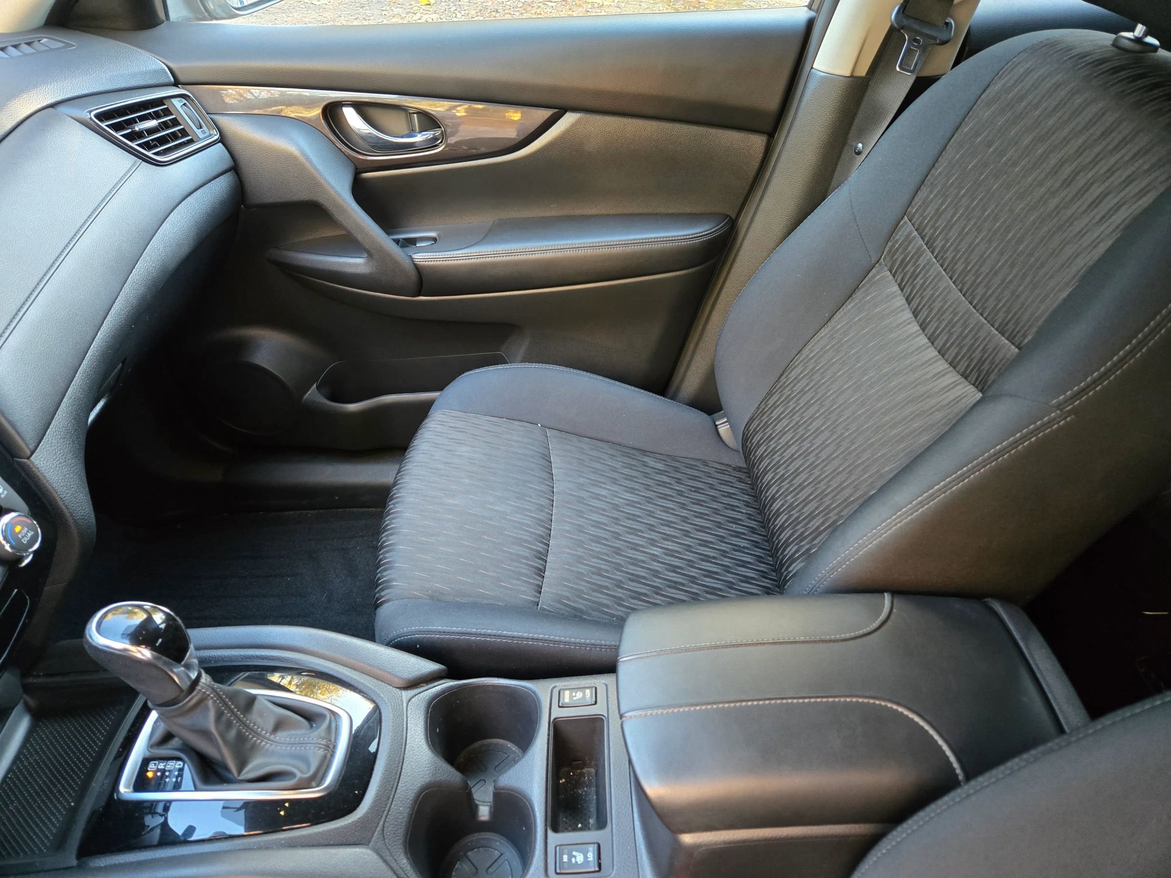 Used 2018 Nissan Rogue SV image 17