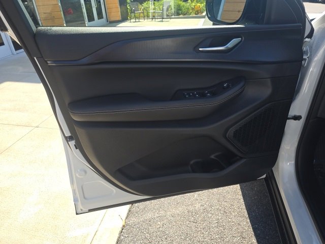 New 2025 Jeep Grand Cherokee Altitude image 10