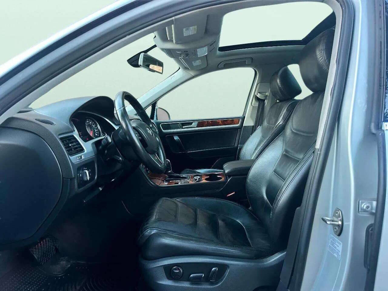 Used 2012 Volkswagen Touareg VR6 image 9