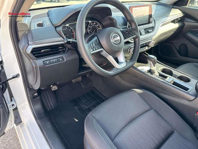 Used 2025 Nissan Altima 2.5 SV FWD image 34