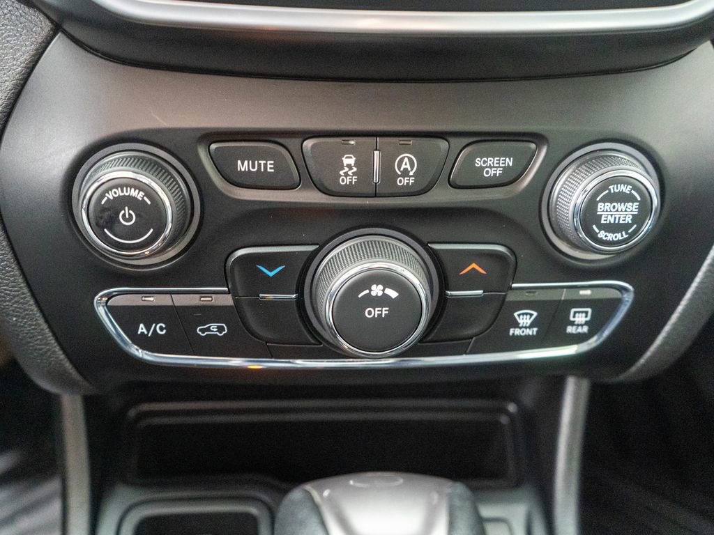 Used 2019 Jeep Cherokee Latitude w/ Popular Appearance Group image 20