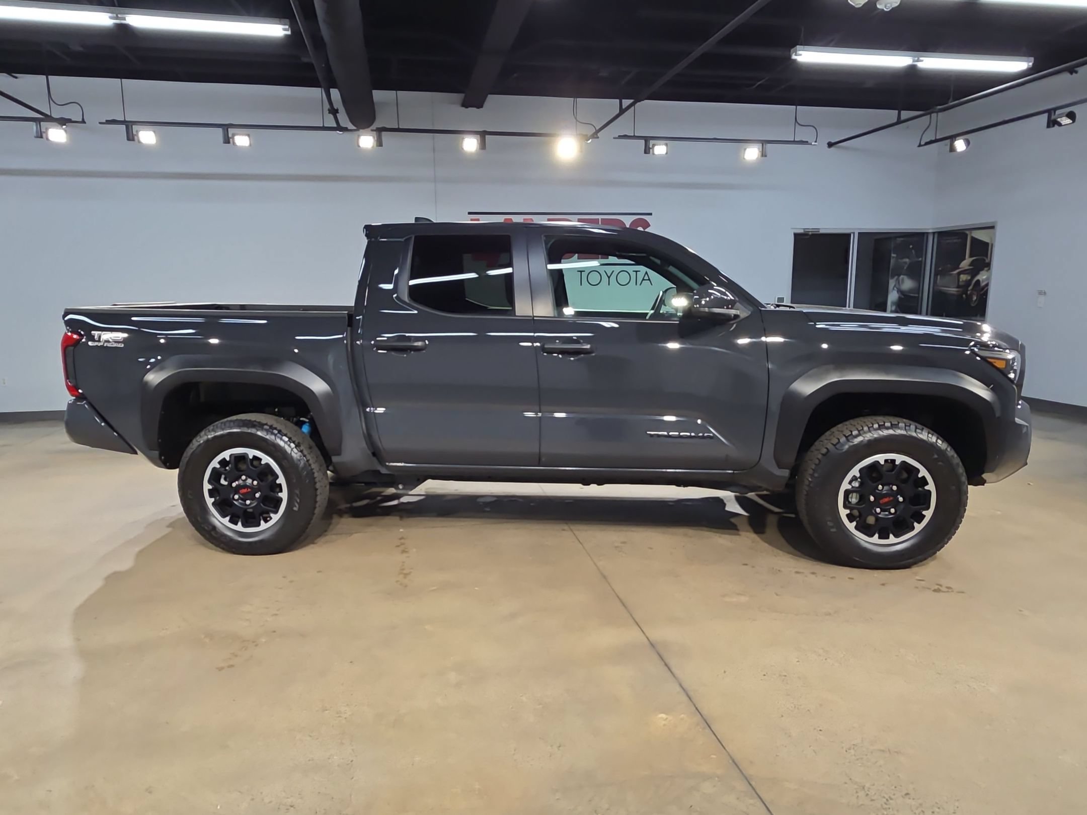 Certified 2025 Toyota Tacoma TRD Off-Road AWD/4WD image 8