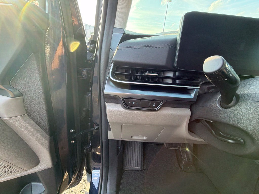Used 2025 Kia Carnival FWD image 26