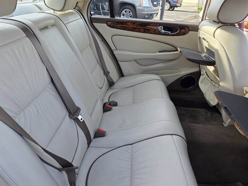 Used 2006 Jaguar XJ8 image 25