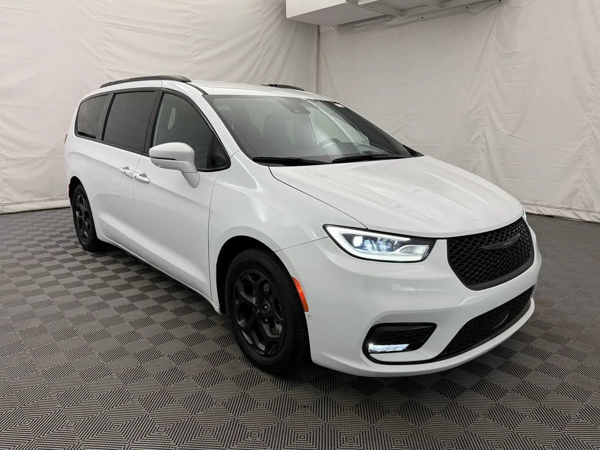 Used 2021 Chrysler Pacifica Limited w/ Uconnect Theater Family Group FWD image 4