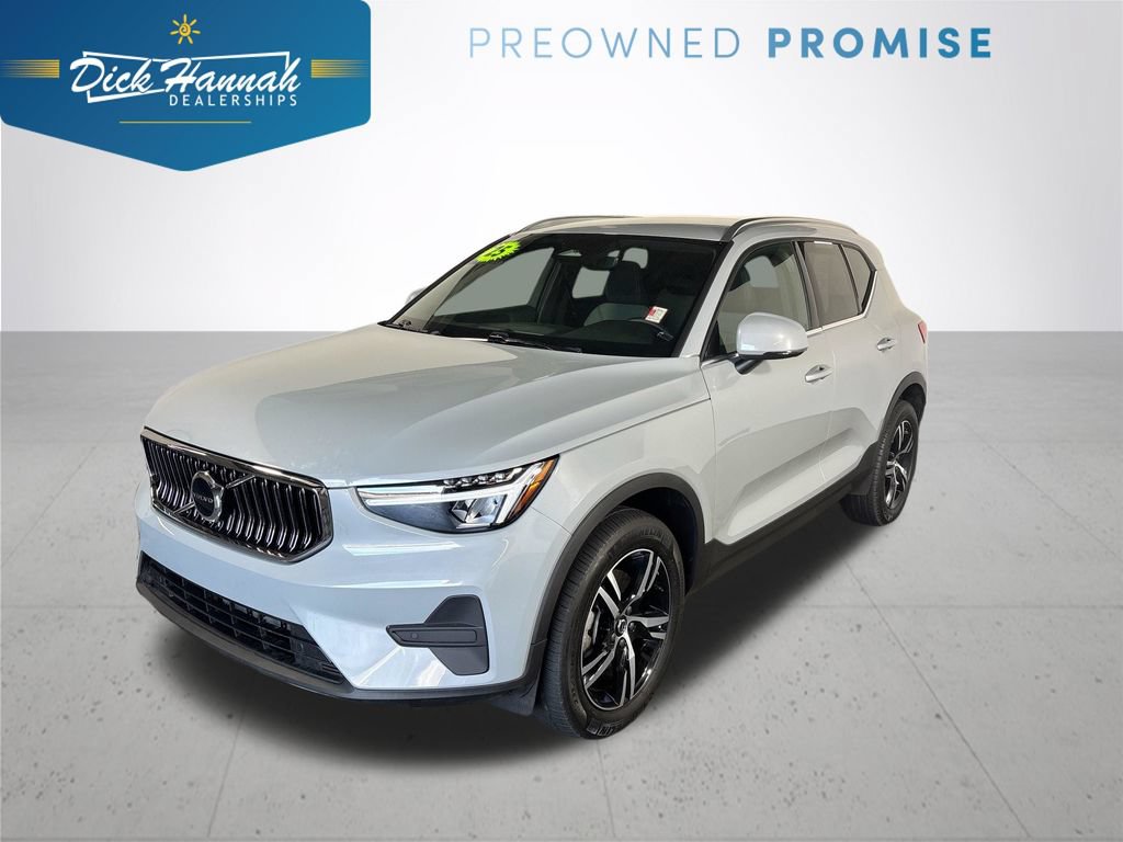 Used 2025 Volvo XC40 B5 Core AWD/4WD image 1
