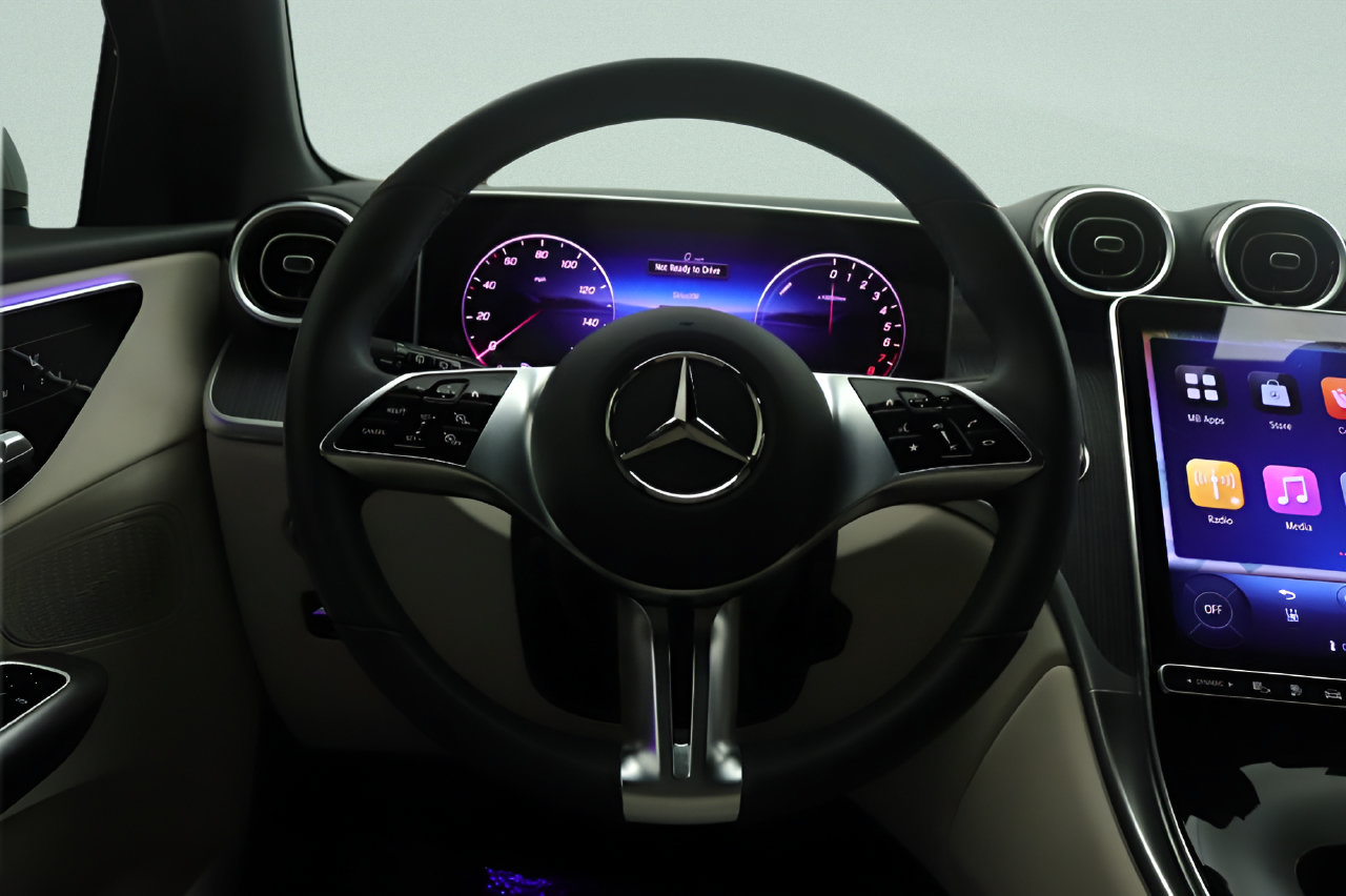 Used 2025 Mercedes-Benz GLC 350e 4MATIC image 8
