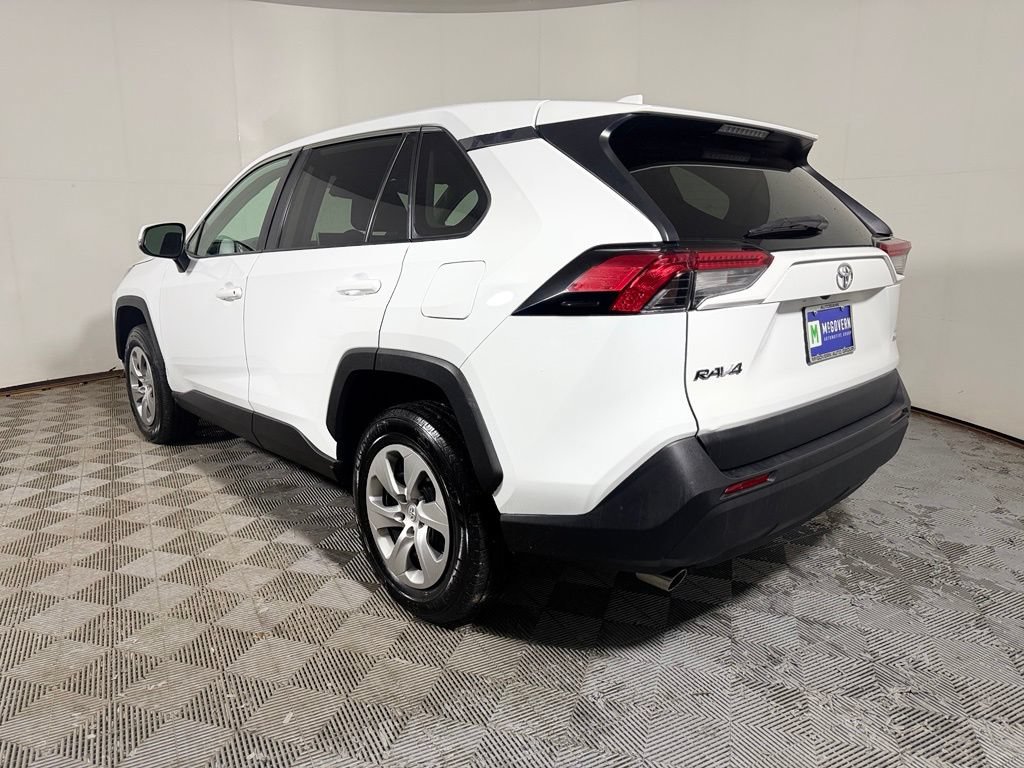 Used 2023 Toyota RAV4 LE AWD/4WD image 4