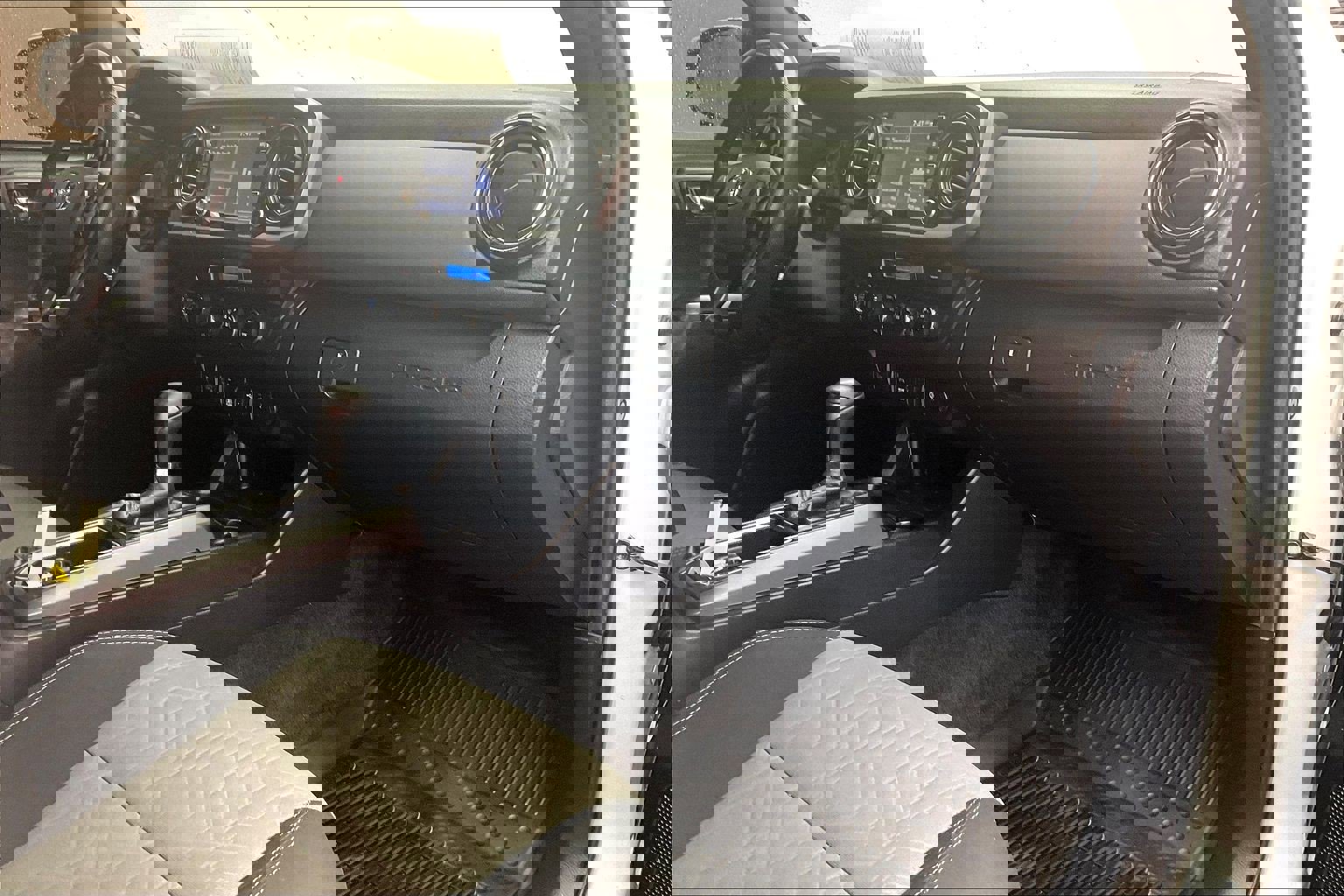 Used 2021 Toyota Tacoma TRD Off-Road w/ Technology Package AWD/4WD image 15