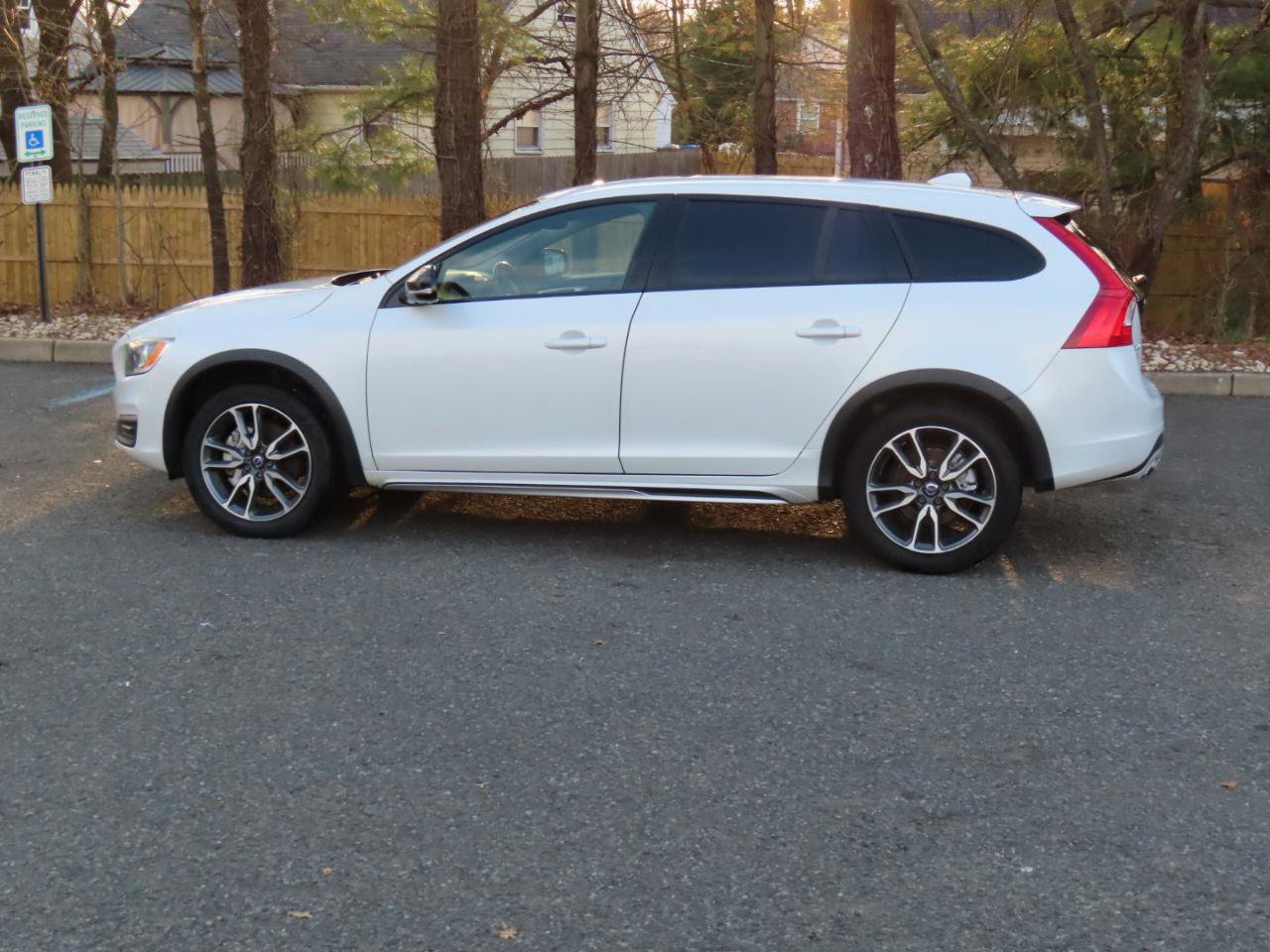 Used 2018 Volvo V60 T5 Cross Country w/ Convenience Package image 3