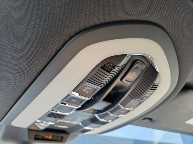 Certified 2023 Porsche Macan AWD/4WD image 36