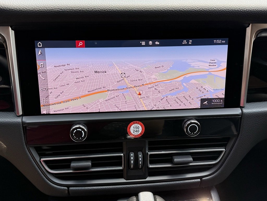 Certified 2024 Porsche Macan image 15
