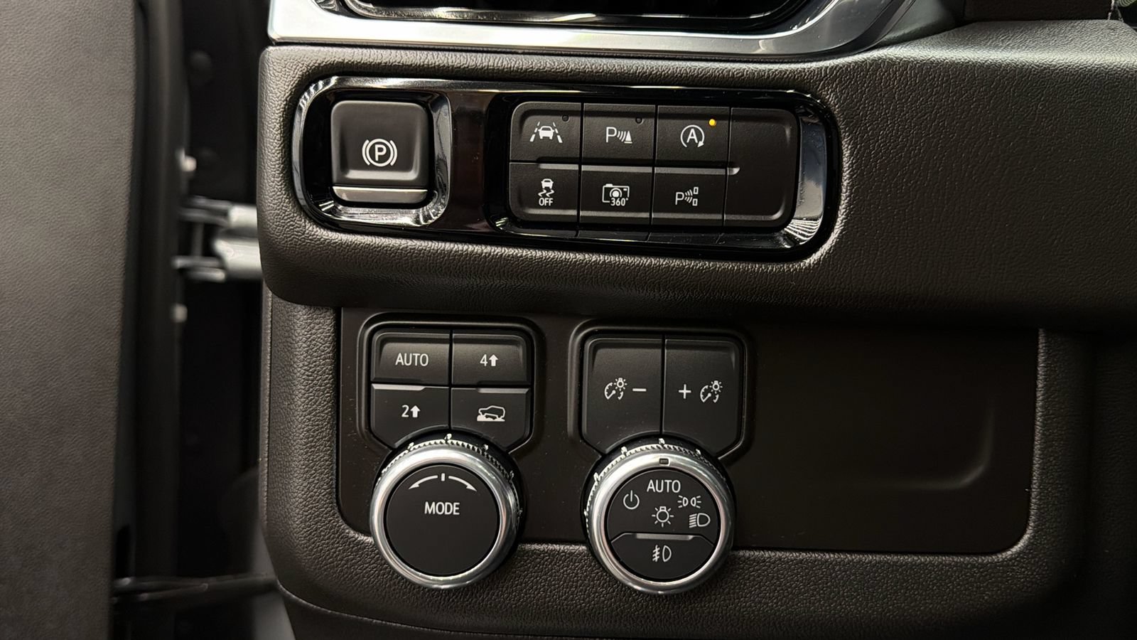 Used 2025 GMC Yukon XL Denali w/ Sun & Power Step Package AWD/4WD image 28