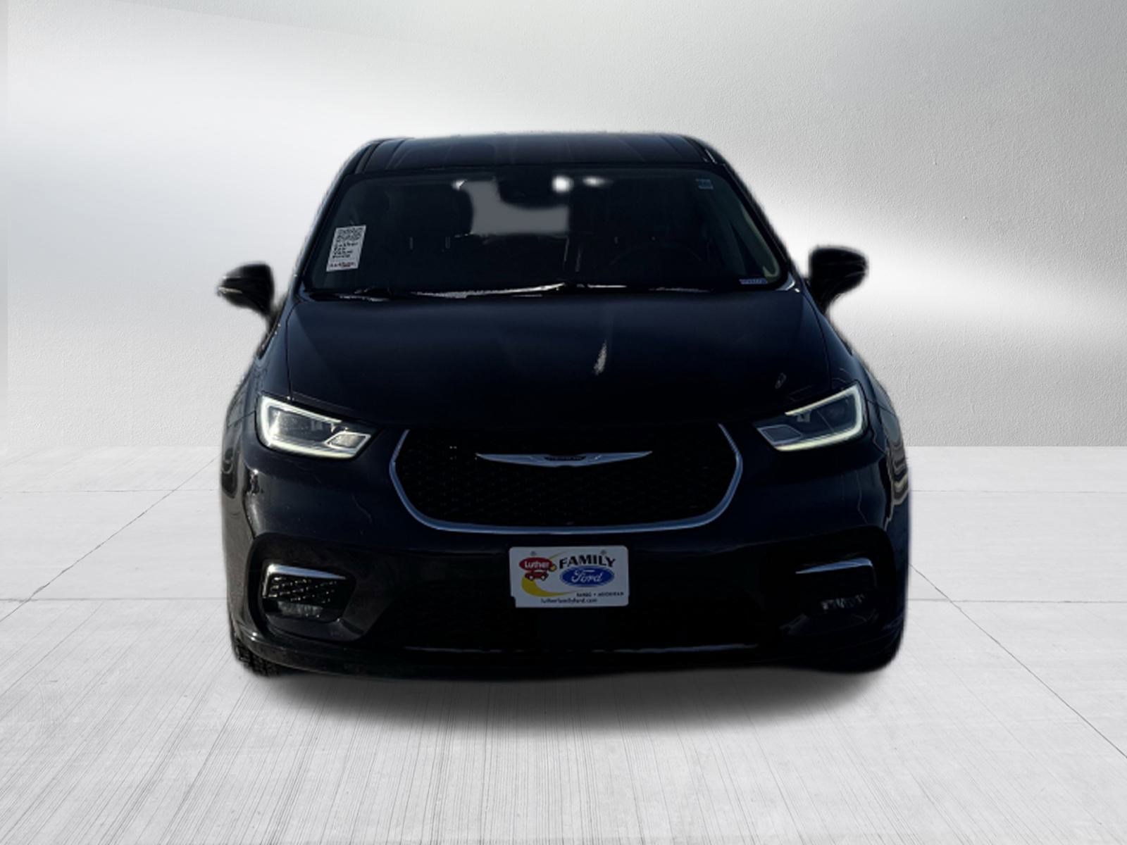 Used 2024 Chrysler Pacifica Select image 2