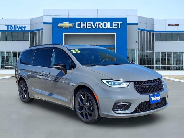Used 2025 Chrysler Pacifica Limited FWD image 2