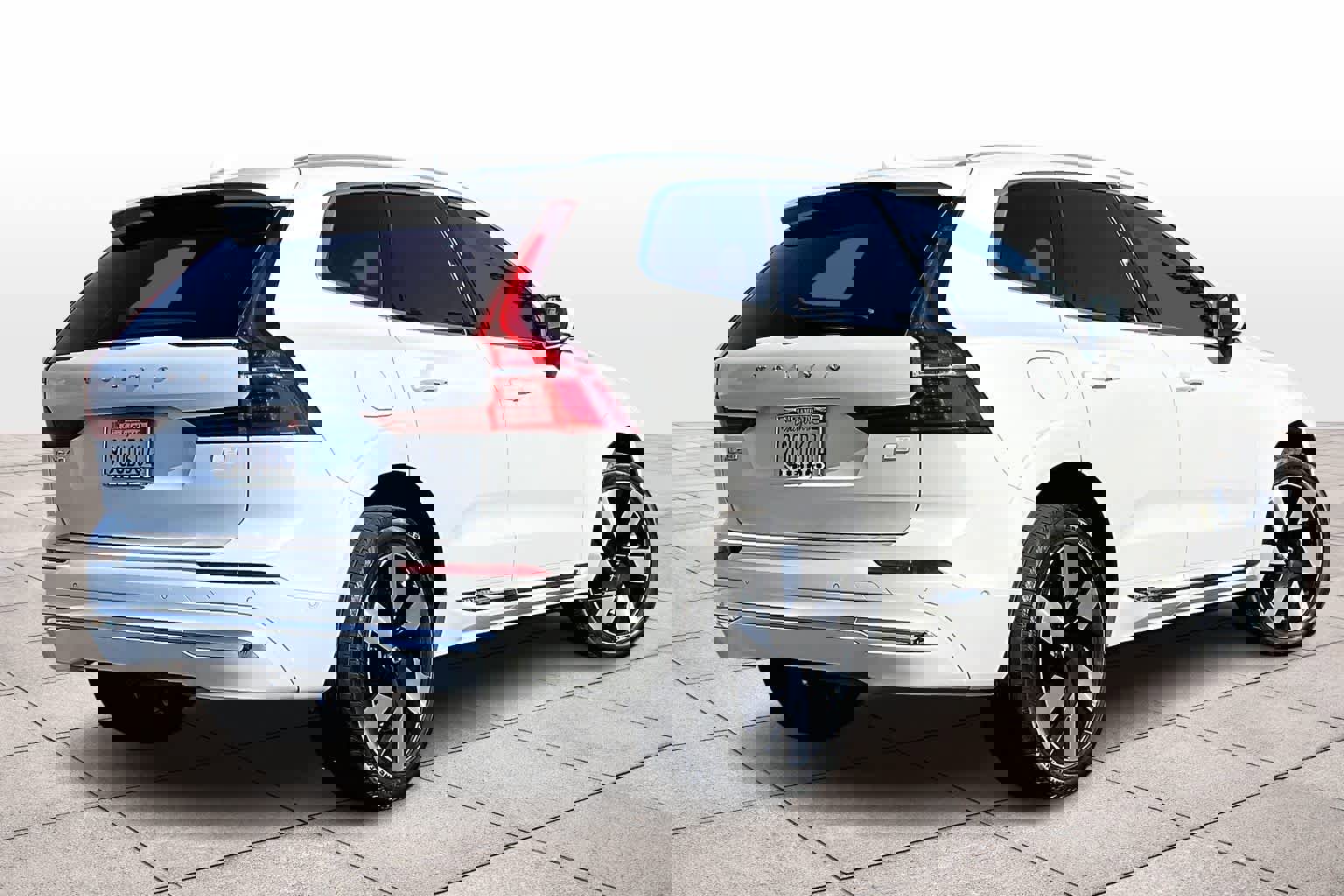 Used 2023 Volvo XC60 T8 Plus image 16