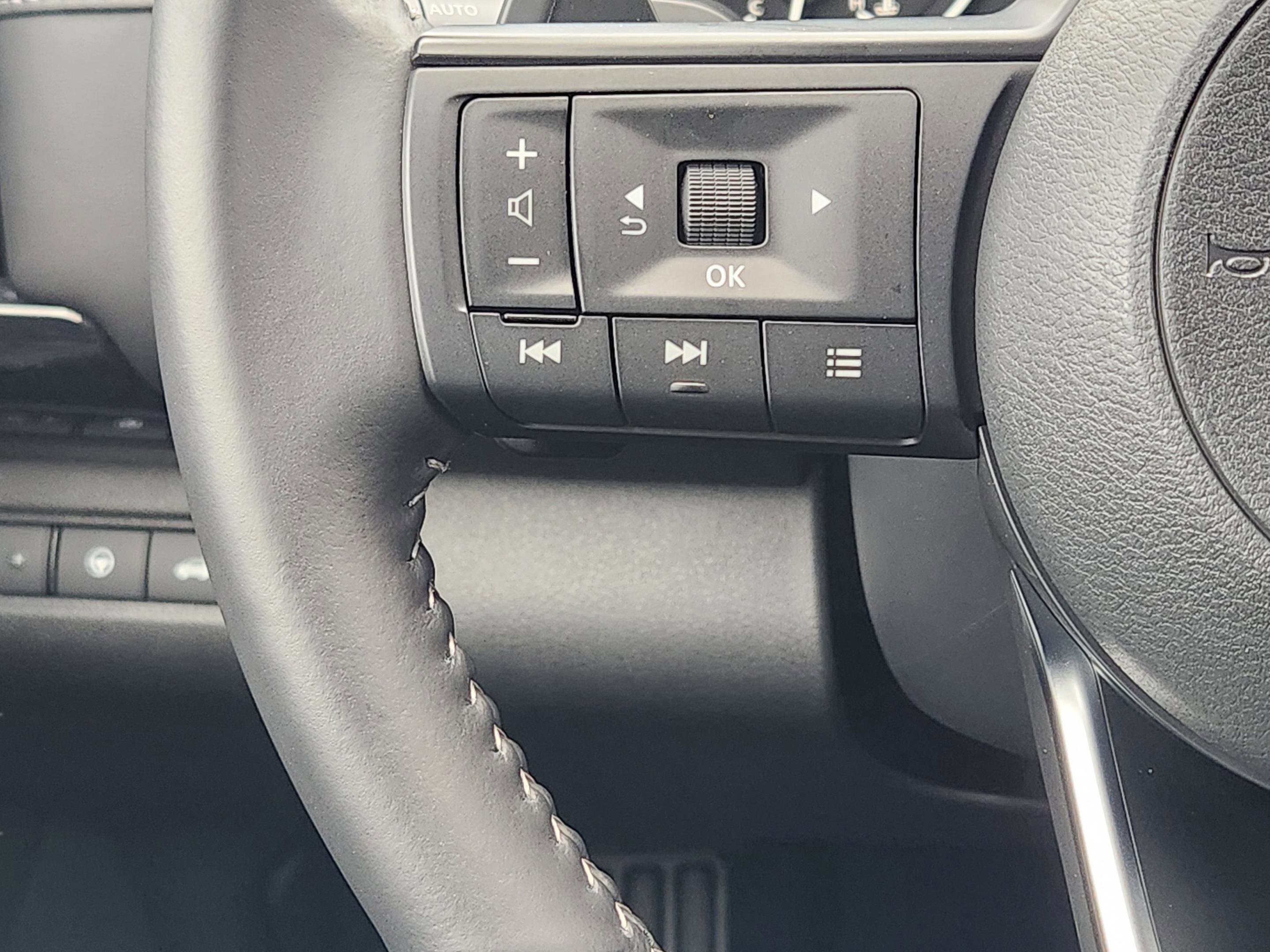 Used 2025 Nissan Pathfinder SV w/ Black Appearance Package image 27