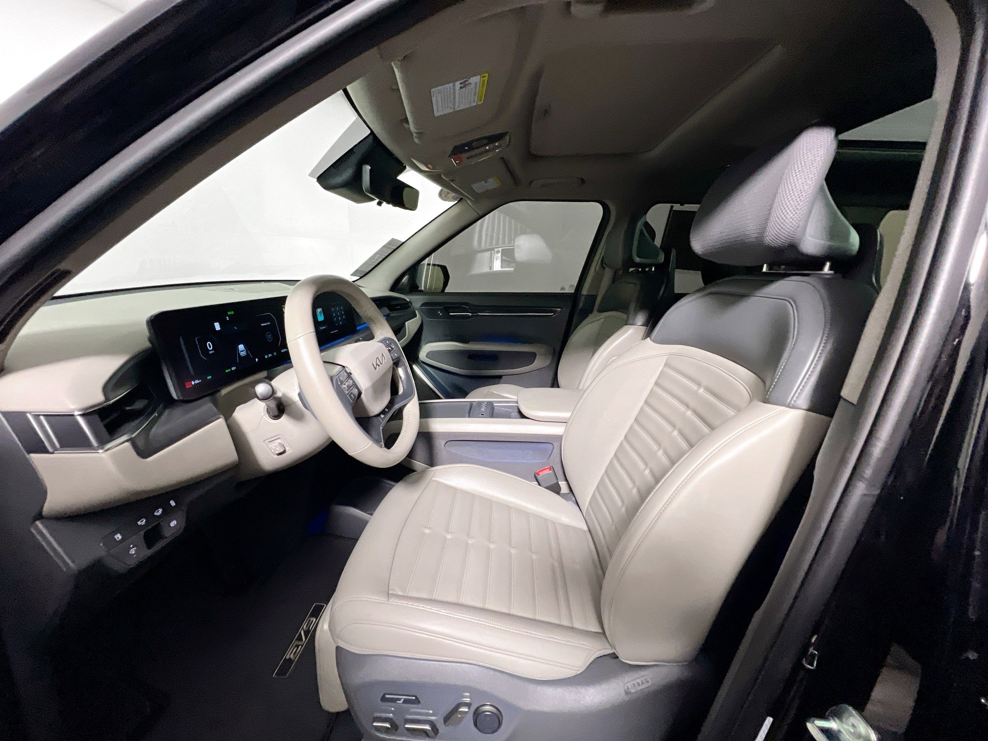 Used 2024 Kia EV9 Land image 13