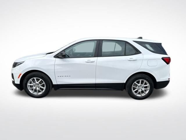 Used 2023 Chevrolet Equinox LS image 2