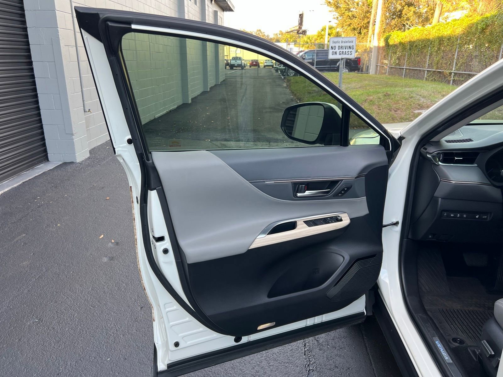 Used 2021 Toyota Venza Limited image 22