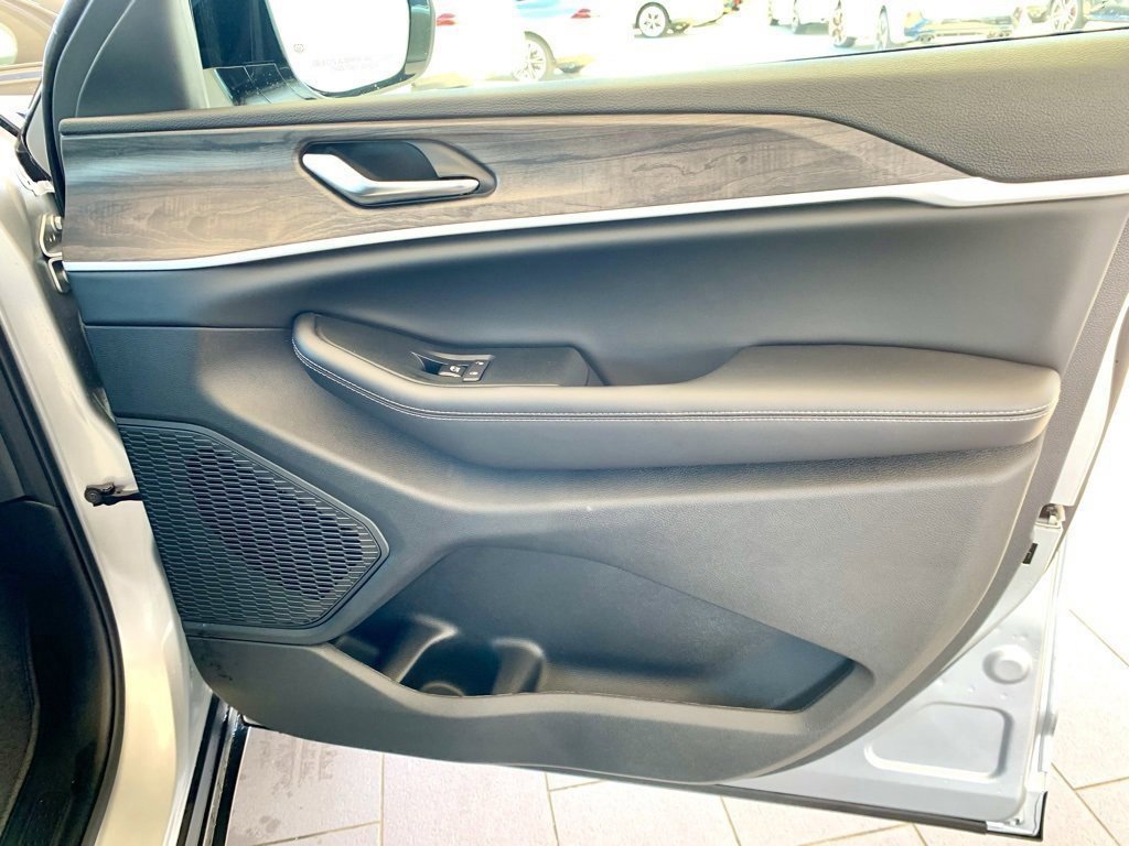 Used 2025 Jeep Grand Cherokee Limited image 30