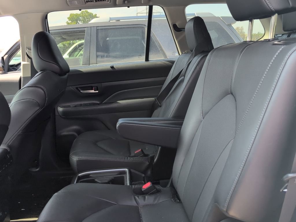 Used 2024 Toyota Grand Highlander AWD image 8