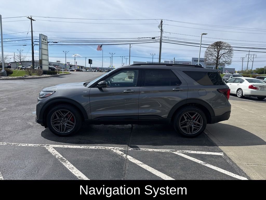 Used 2025 Ford Explorer ST-Line w/ ST-Line Street Pack AWD/4WD image 9