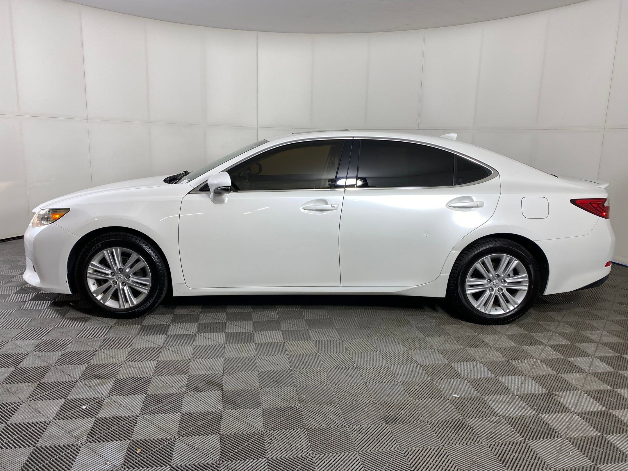Used 2015 Lexus ES 350 image 2