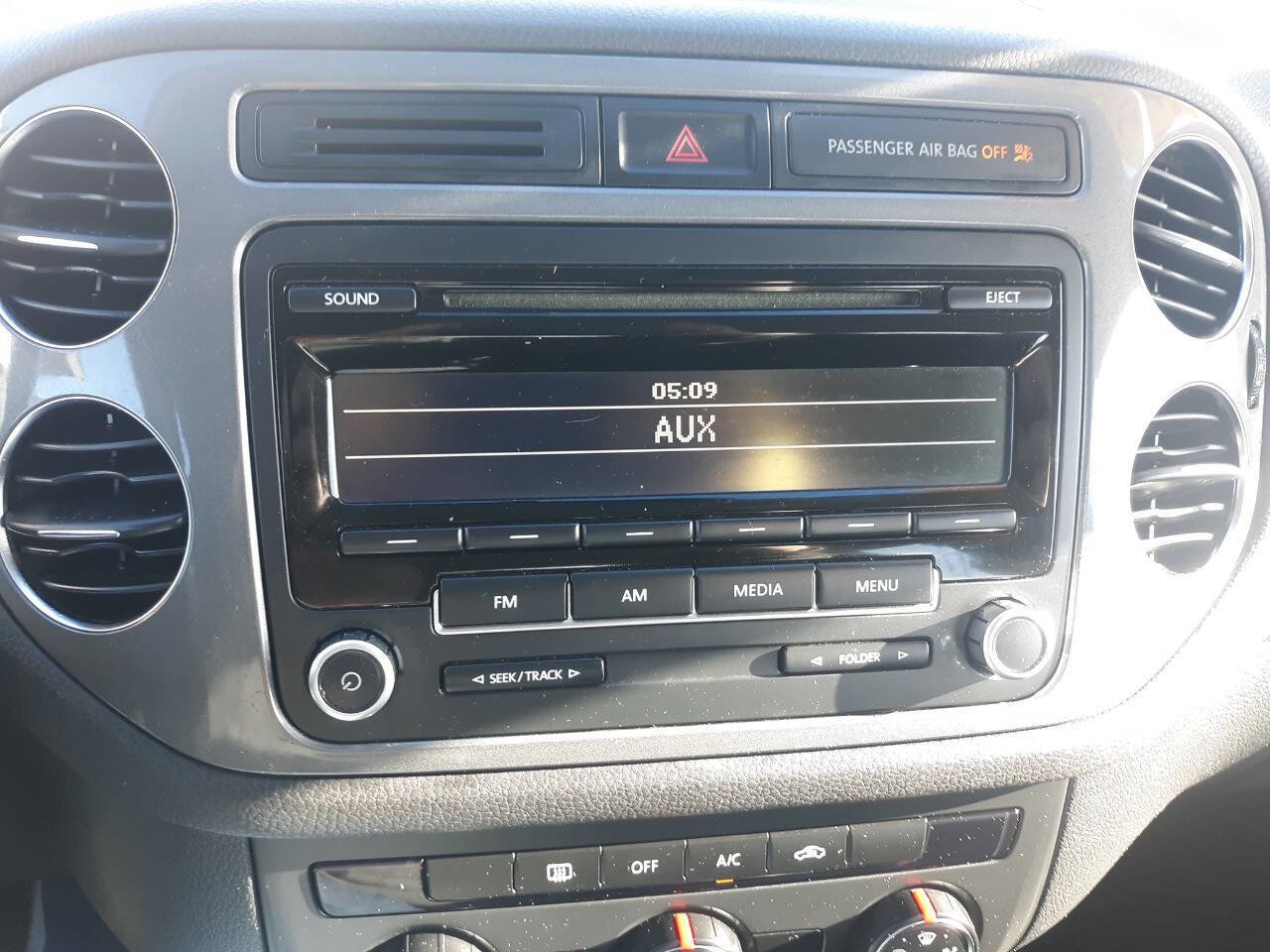 Used 2013 Volkswagen Tiguan S image 20