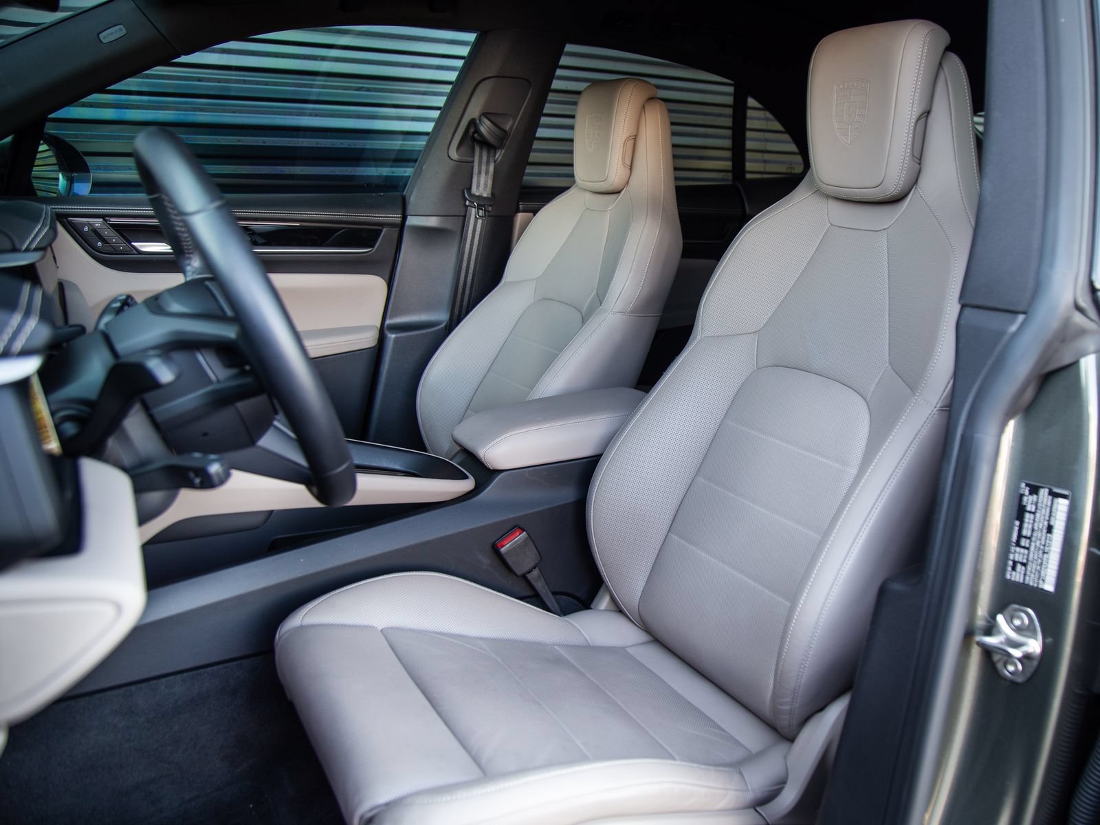 Certified 2025 Porsche Macan 4S Electric AWD/4WD image 5