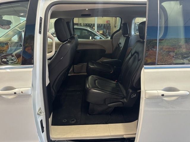 Used 2023 Chrysler Pacifica Touring-L FWD image 32