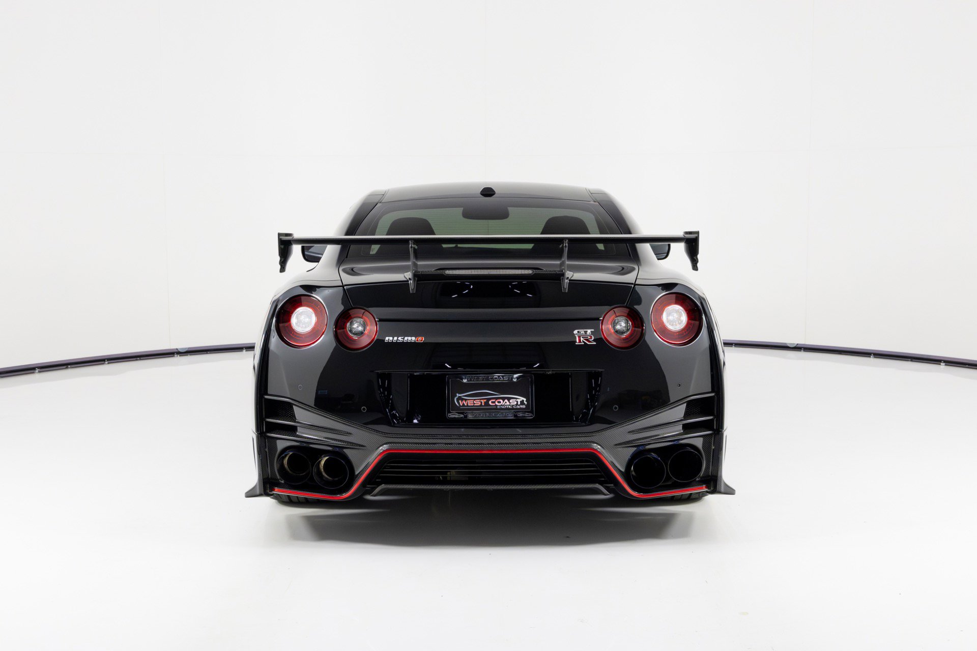 Used 2017 Nissan GT-R NISMO image 4