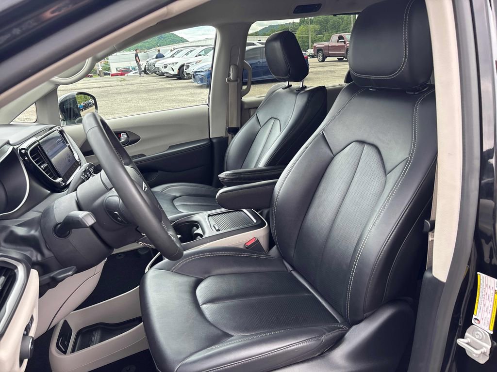 Used 2024 Chrysler Pacifica Touring-L FWD image 12
